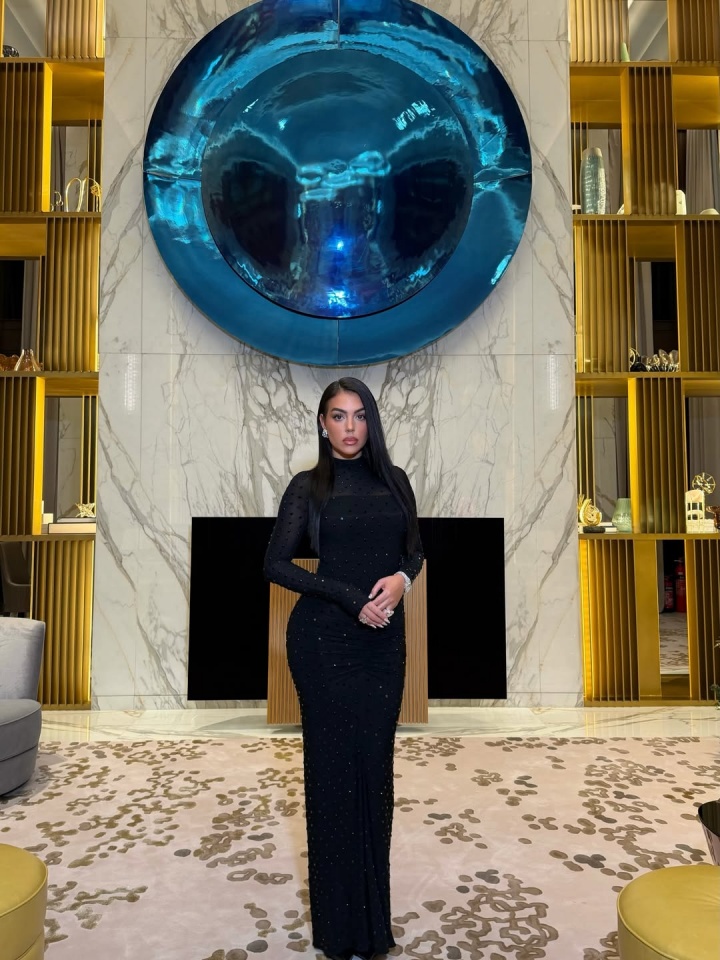 开云在线-顶流！乔治娜晒社媒总粉丝量，ins近7200万+tiktok突破2000万