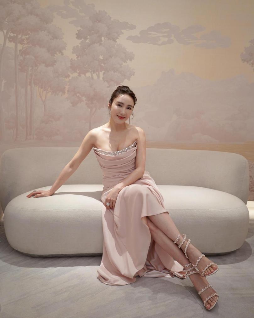 开云娱乐-黎姿太丰满了,真空穿紧身裙都兜不住好身材,我感慨富商真会选人