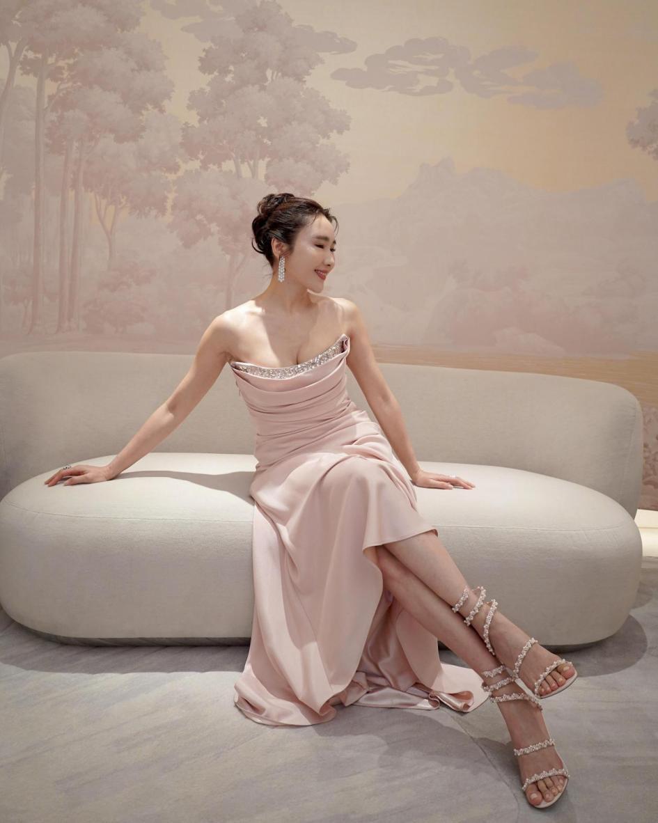 开云娱乐-黎姿太丰满了,真空穿紧身裙都兜不住好身材,我感慨富商真会选人