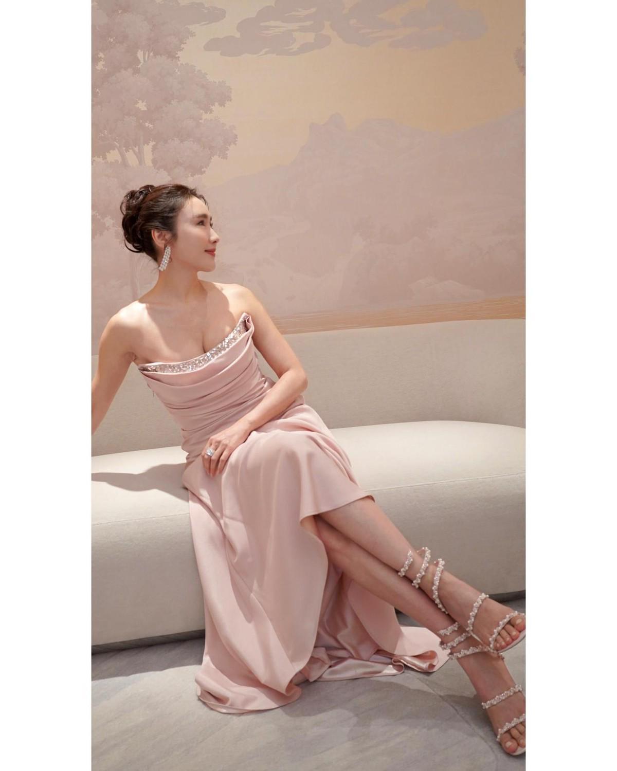 开云娱乐-黎姿太丰满了,真空穿紧身裙都兜不住好身材,我感慨富商真会选人