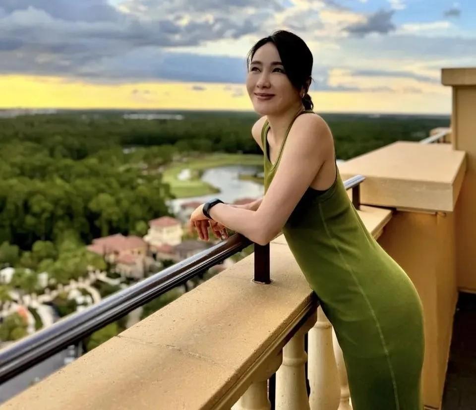 开云娱乐-黎姿太丰满了,真空穿紧身裙都兜不住好身材,我感慨富商真会选人