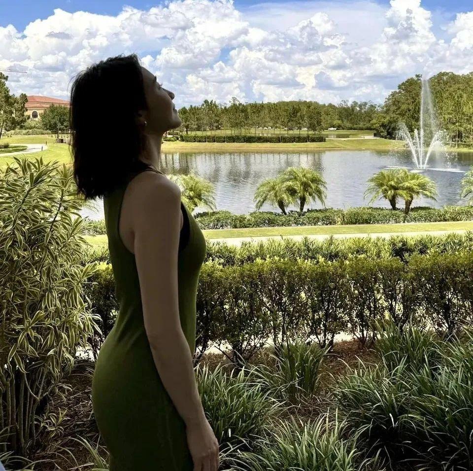 开云娱乐-黎姿太丰满了,真空穿紧身裙都兜不住好身材,我感慨富商真会选人